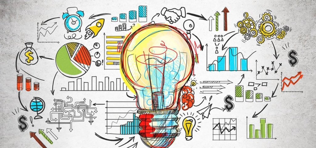Emprendedor explorando proyectos de pasión para construir un negocio paralelo exitoso. Profesional creativo evaluando oportunidades de negocio flexibles alineadas con valores personales.