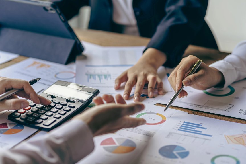 Emprendedor revisando un detallado plan de presupuesto en un espacio de trabajo moderno Ilustración de estrategia de flujo de efectivo y gestión eficaz del presupuesto para un nuevo negocio