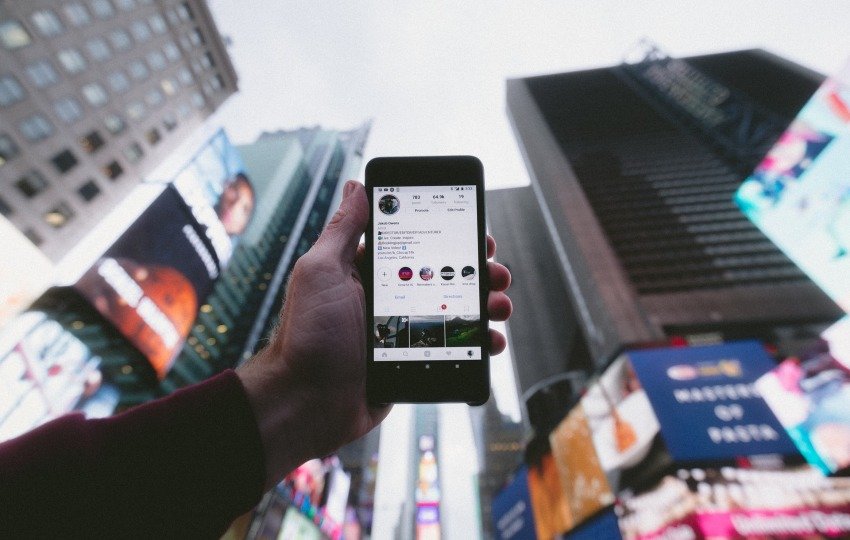Emprendedor aprovechando el marketing en redes sociales para mejorar la visibilidad empresarial. Estrategia dinámica de contenido que impulsa la conciencia de marca y la participación del público.